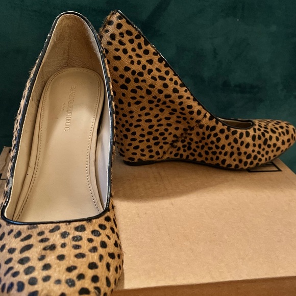 Banana Republic Size 8 Leopard Cheetah Print Genuine Calf Hair Wedge Heel Shoes - Picture 12 of 13